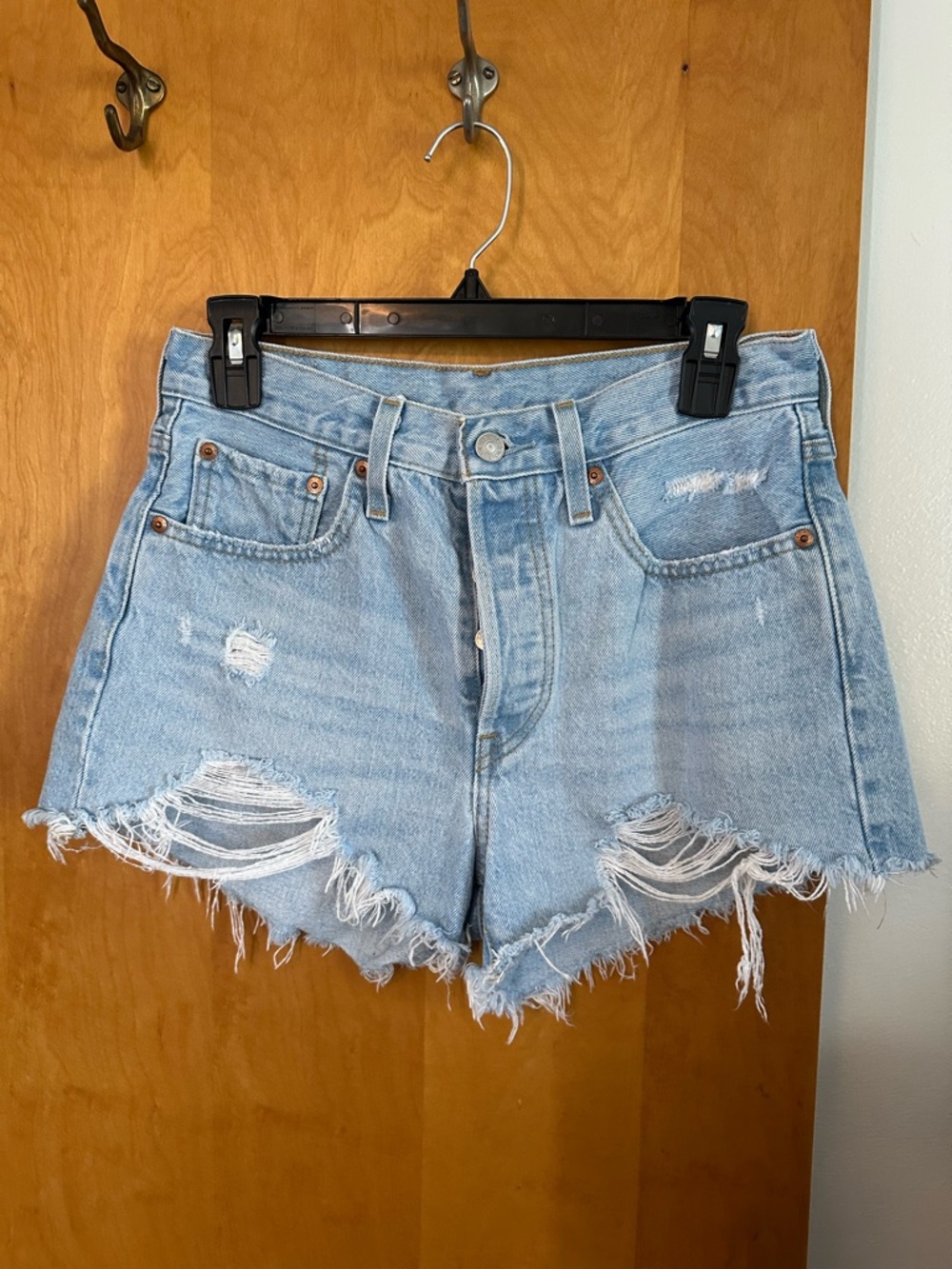 Levi’s 501 Short High-Rise Light Blue Distressed Size 27